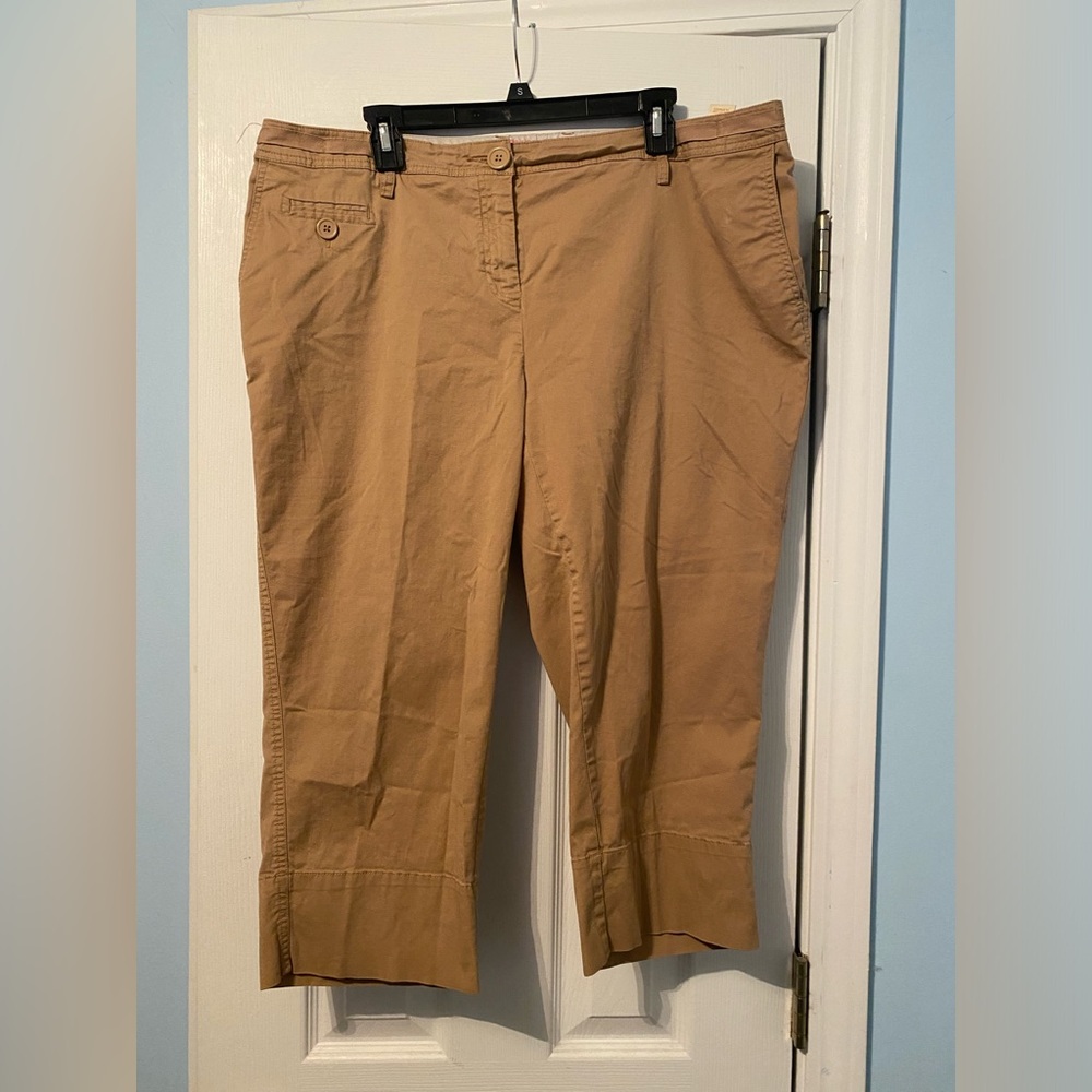 AVENUE CHINO women’s light brown capri pants size: 16